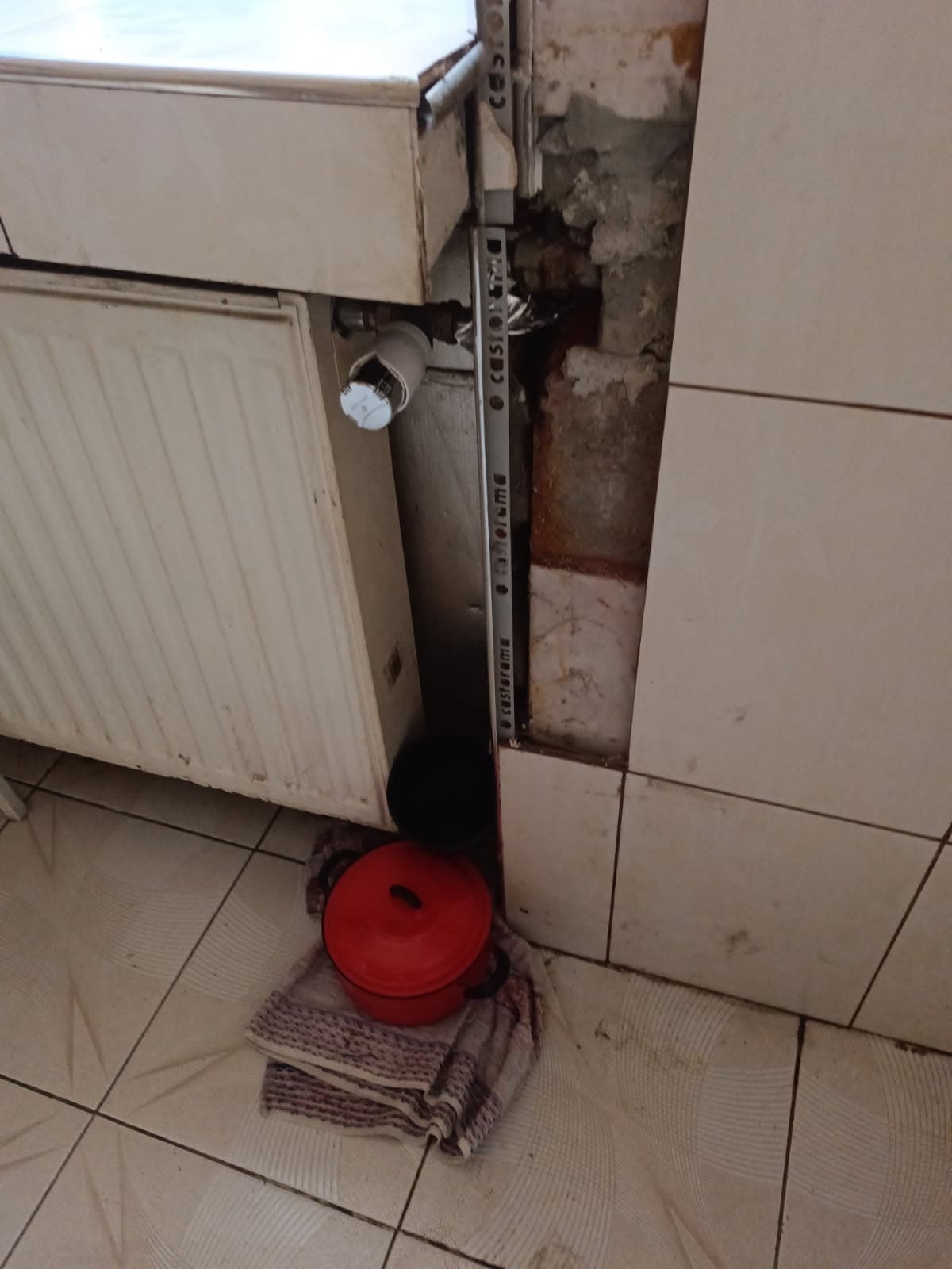Kaloryfer po naprawie Kaloryfer w kuchni po naprawie i wymianie zaworu na tle ściany
