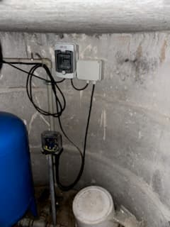 Instalacja elektryczna przy zbiorniku Instalacja elektryczna obok starego zbiornika w studni betonowej