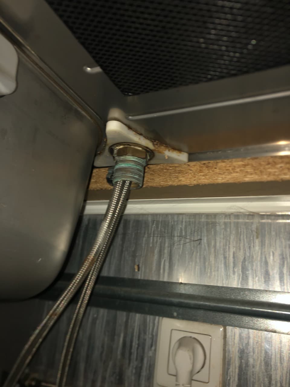 Stan rurek pod zlewem przed pracami Podłączenie hydrauliczne pod zlewem przed wymianą baterii