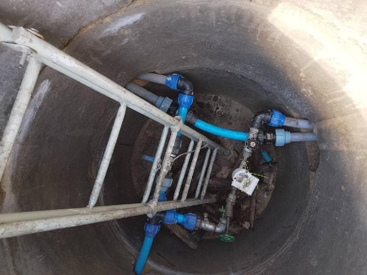 Zakończona instalacja rur i szybkozłączy Gotowa instalacja rur i szybkozłączy w studzience po zakończeniu prac