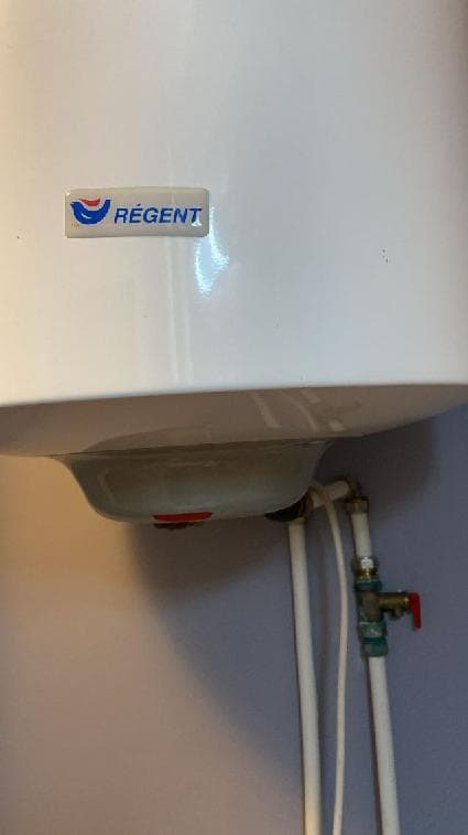 Bojler marki Regent Widok całego bojlera marki Regent z podłączeniami hydraulicznymi