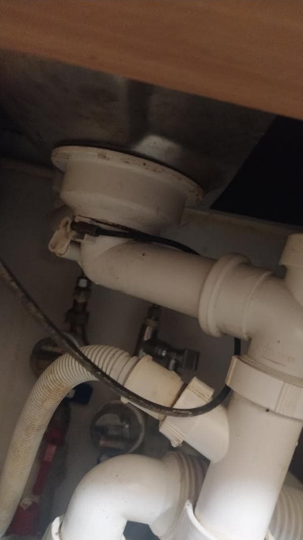 Połączenia przed wymianą Widok połączeń hydraulicznych pod umywalką wymagających naprawy