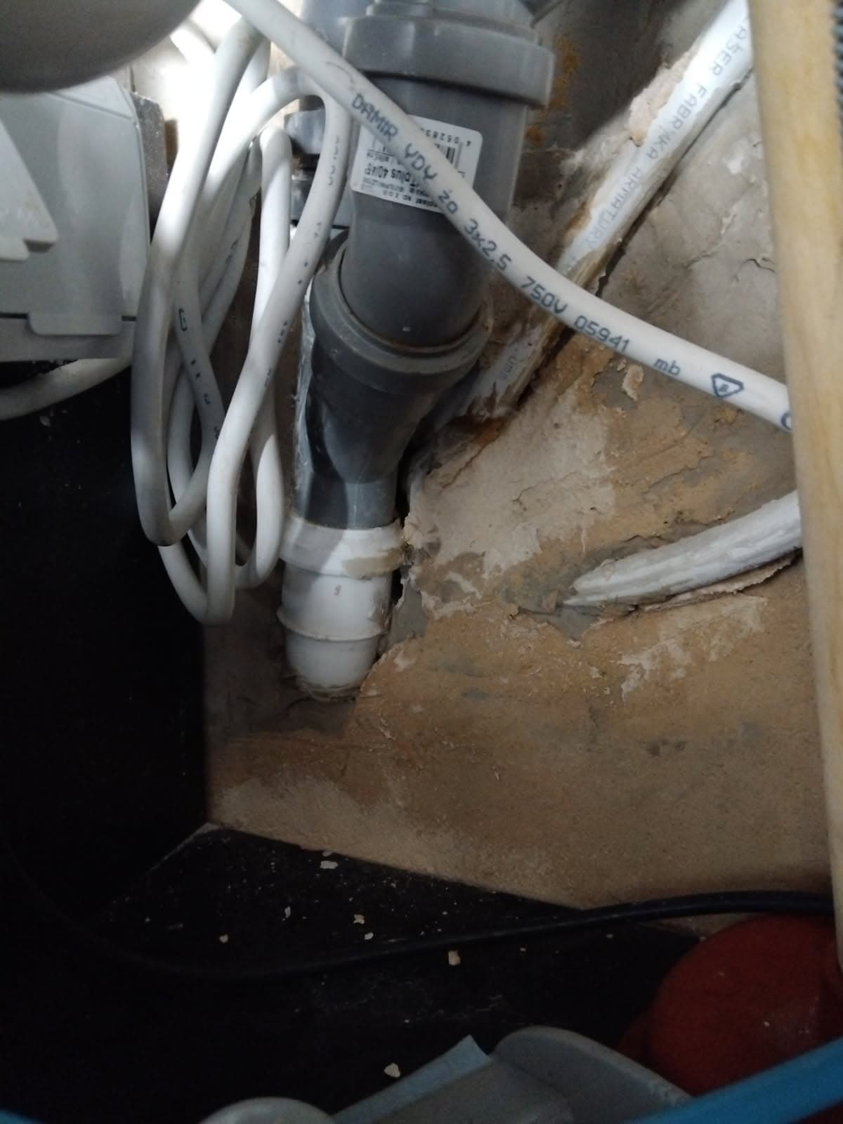 Nowe kolanko PVC po wymianie Wymienione kolanko PVC pod zlewem w aneksie kuchennym