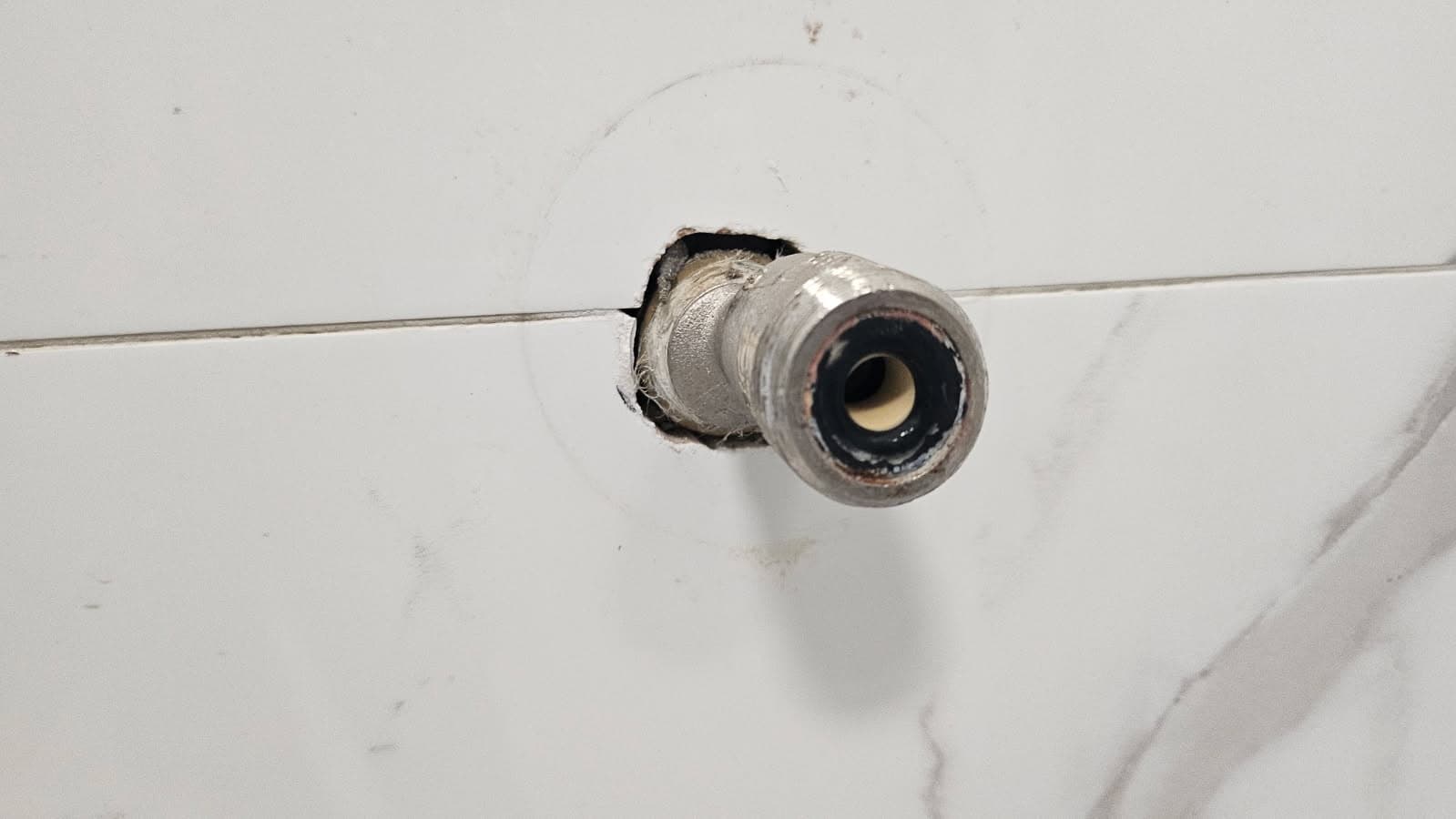 Nowa bateria Grohe zamontowana Prysznic po wymianie krzywek i montażu nowej baterii Grohe
