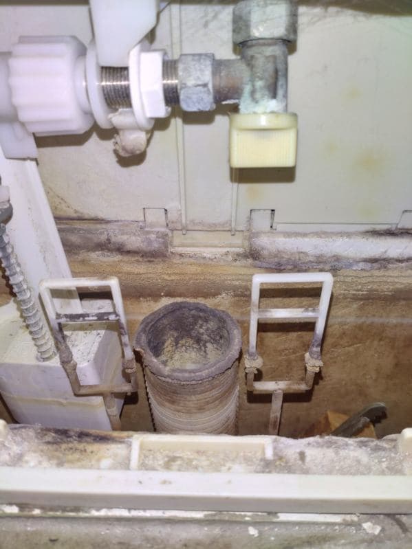 Zawór napełniający Zakręcony zawór napełniający przy instalacji wodnej spłuczki