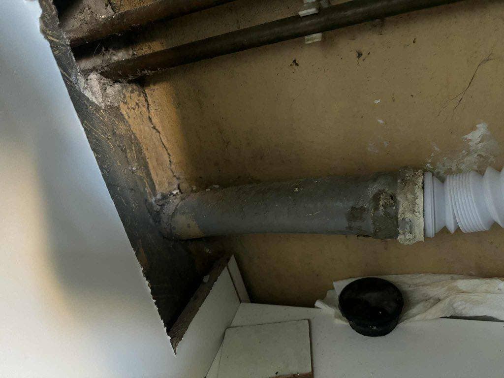 Nowa instalacja rur po wymianie Nowa instalacja rur po wymianie z poprawnym nachyleniem podłączona do syfonu
