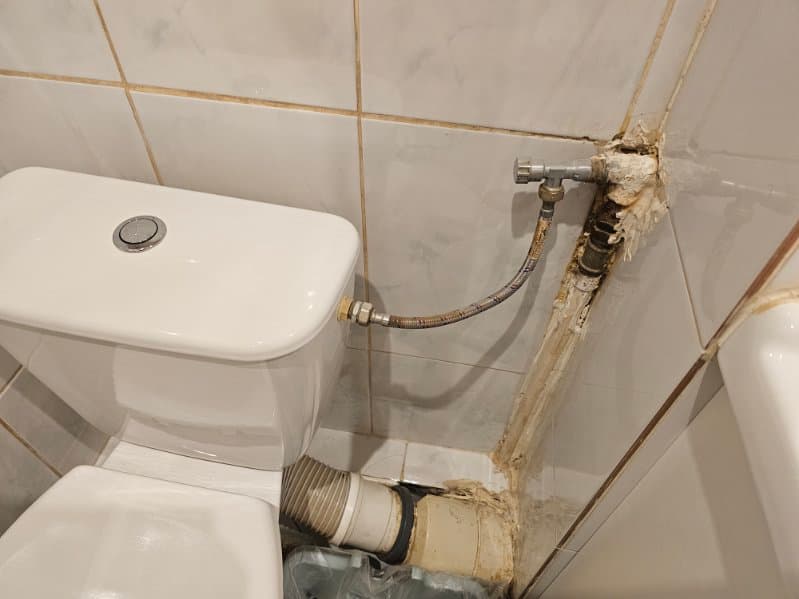 Stara rura odpływowa Zbliżenie na starą rurę odpływową typu harmonijka przy kompakcie.