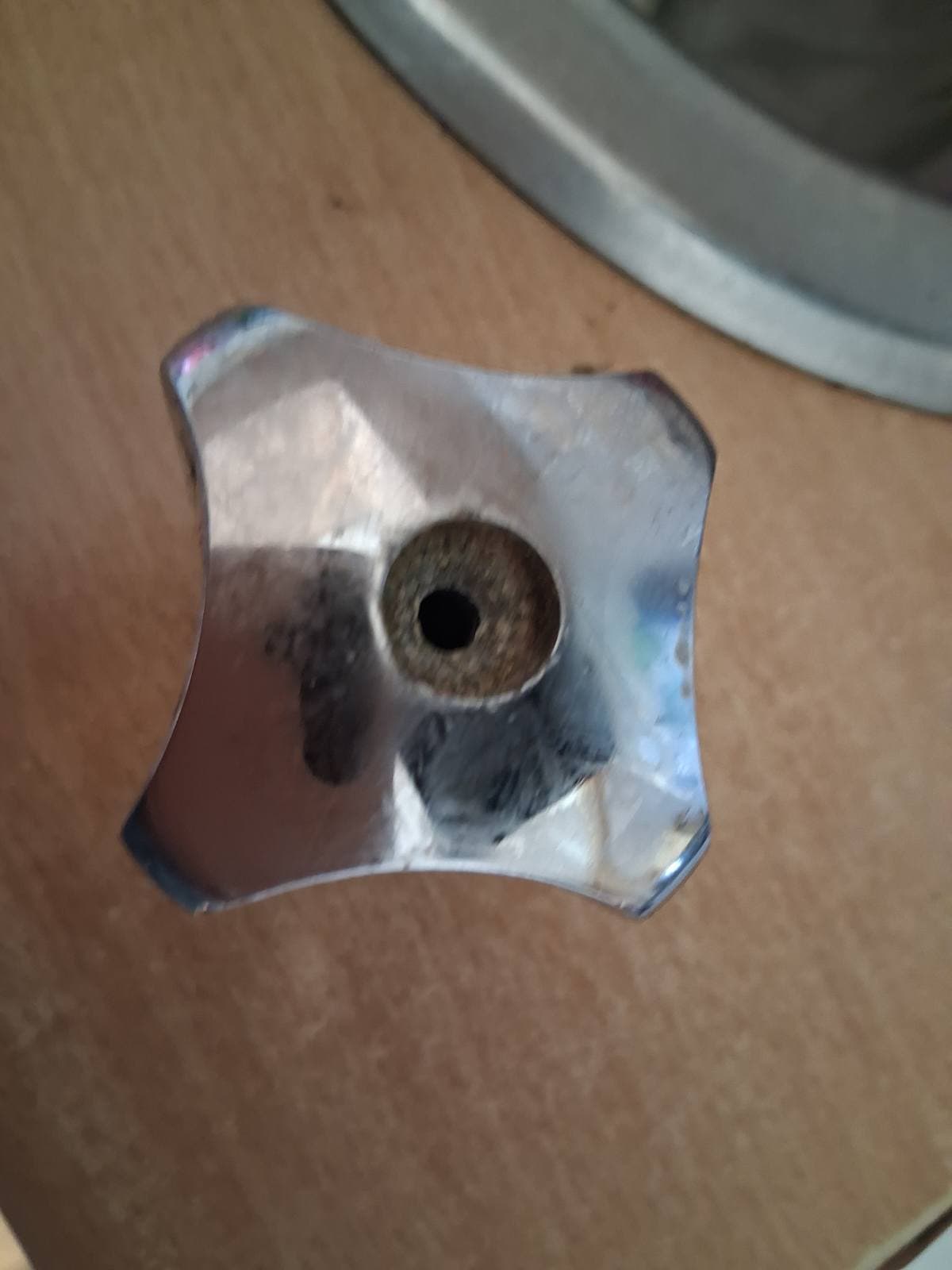 Odkręcony kurek Zbliżenie na odkręcony kurek od starej baterii kuchennej