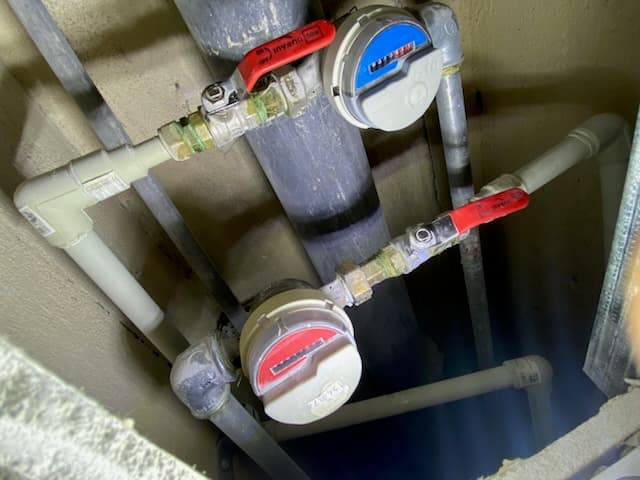 Przeróbka instalacji wodomierzy w bloku w Łodzi – realizacja