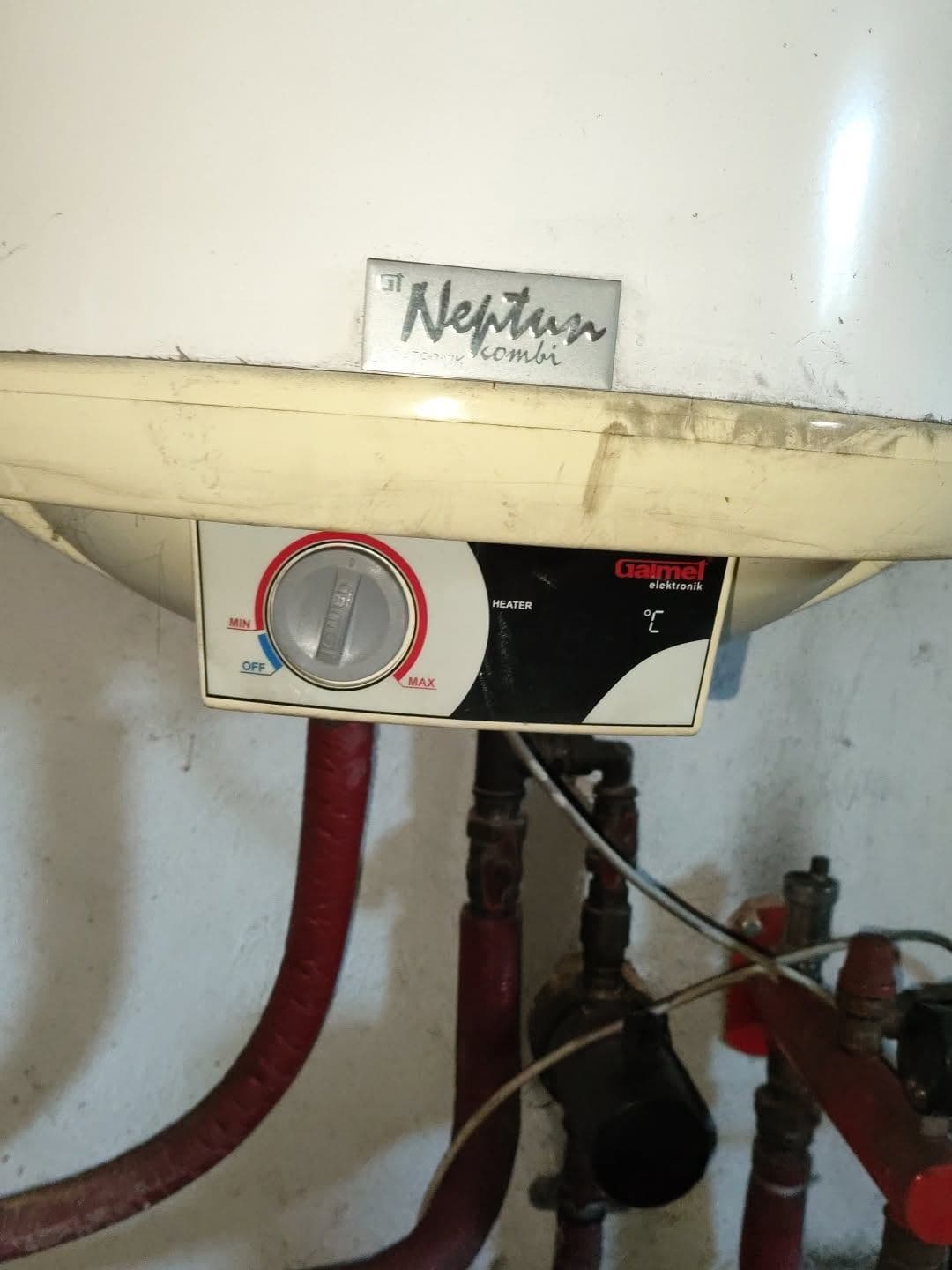 Panel sterowania Neptun Combi Panel sterowania starego bojlera marki Neptun Combi znajdujący się w kotłowni.