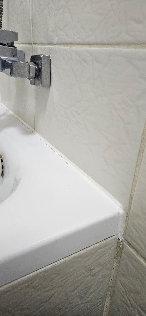 Krawędź przed wymianą Krawędź wanny przed wymianą silikonu z widocznymi śladami zużycia