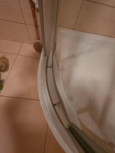 Dolna część kabiny Huppe Dolna część półokrągłej kabiny prysznicowej Huppe z widoczną uszkodzoną linką