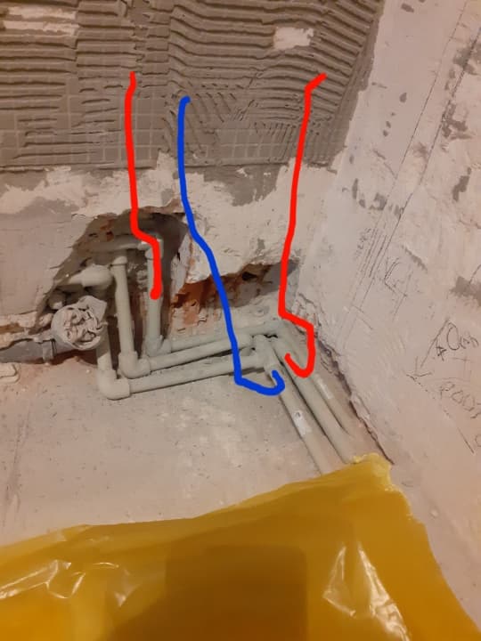 Rury przy posadzce Widok rur przy posadzce w łazience przed montażem baterii