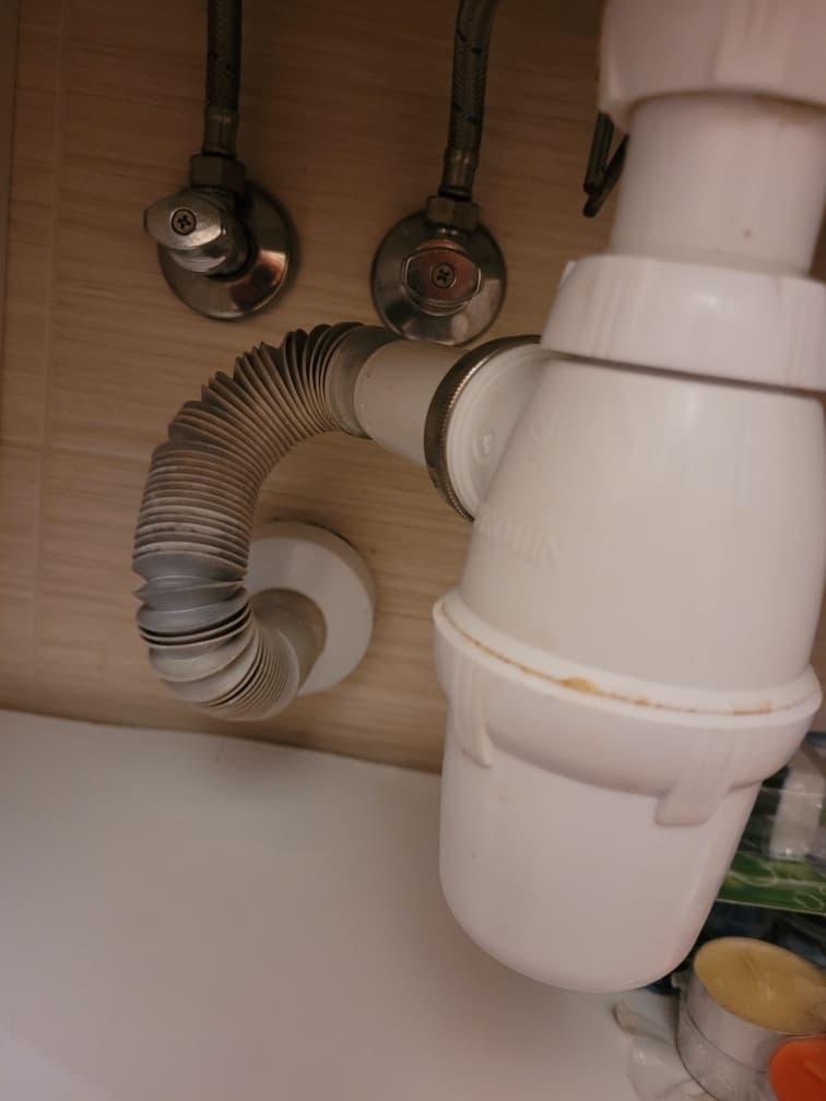 Instalacja hydrauliczna po naprawie Widok instalacji hydraulicznej po naprawie ze szczelnym połączeniem