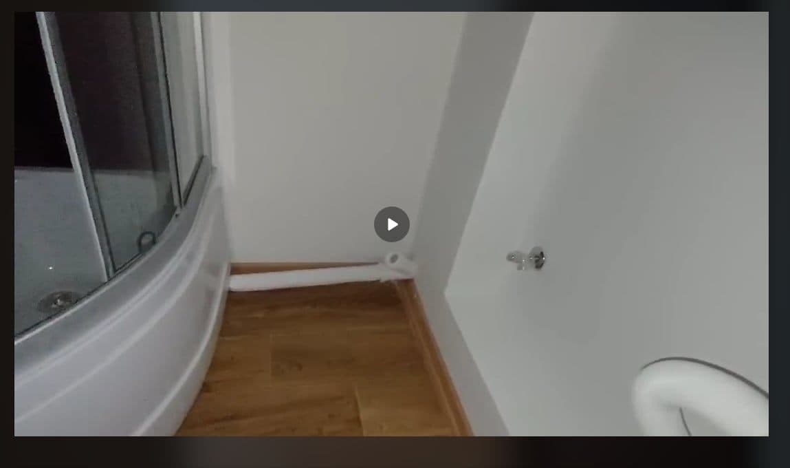 Rura przy ścianie obok kabiny Obszar obok kabiny prysznicowej pokazujący rurę przy ścianie