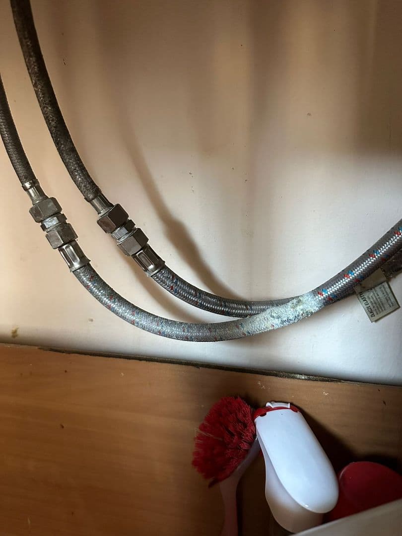 Uszkodzone wężyki instalacji wodnej Uszkodzone i zakamienione wężyki podłączone do instalacji wodnej w kuchni.