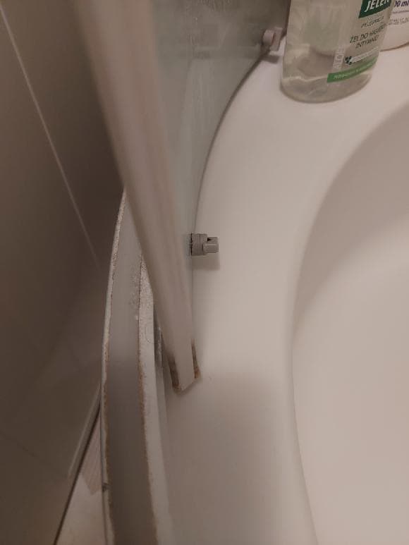 Brudna dolna uszczelka Zabrudzona dolna uszczelka kabiny prysznicowej przed wymianą