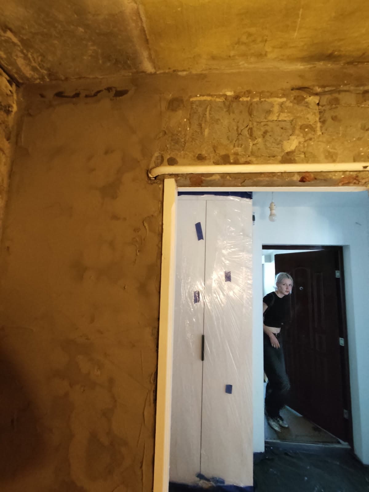 Nowe rurki przy ścianie Nowa cienka rurka zamontowana przy ścianie po modernizacji