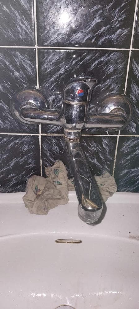 Stara bateria przed demontażem Stara bateria przed demontażem na tle płytek ściennych