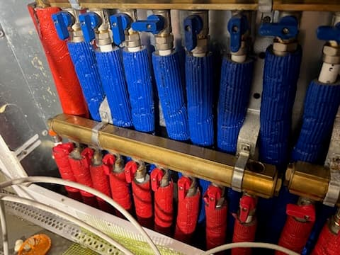 Pełna instalacja przed naprawą System rozdzielaczowy z kolorowymi rurami oraz mosiężnym rozdzielaczem