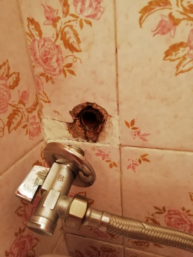 Nowe kolanko i zawór Nowe kolanko i zawór odcinający wodę po zakończeniu naprawy