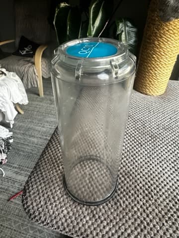 Demontowany kubek filtra Plastikowy kubek filtra po demontażu leżący na dywanie