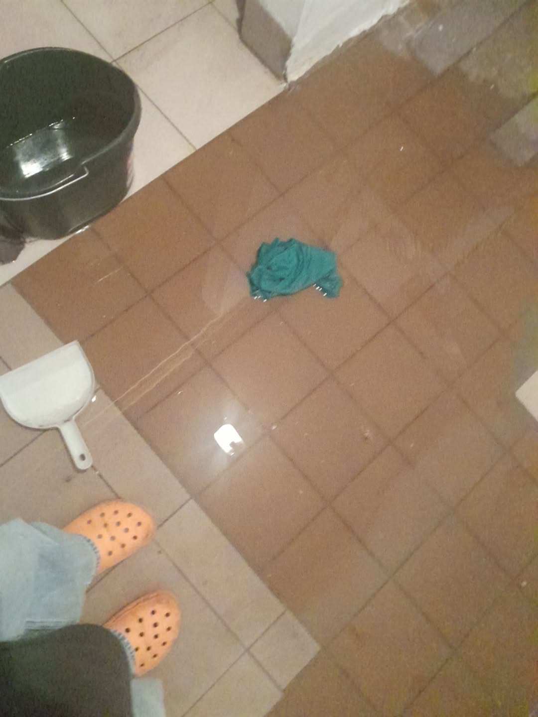 Zalane płytki pod bojlerem Zalane płytki podłogowe wokół bojlera w piwnicy