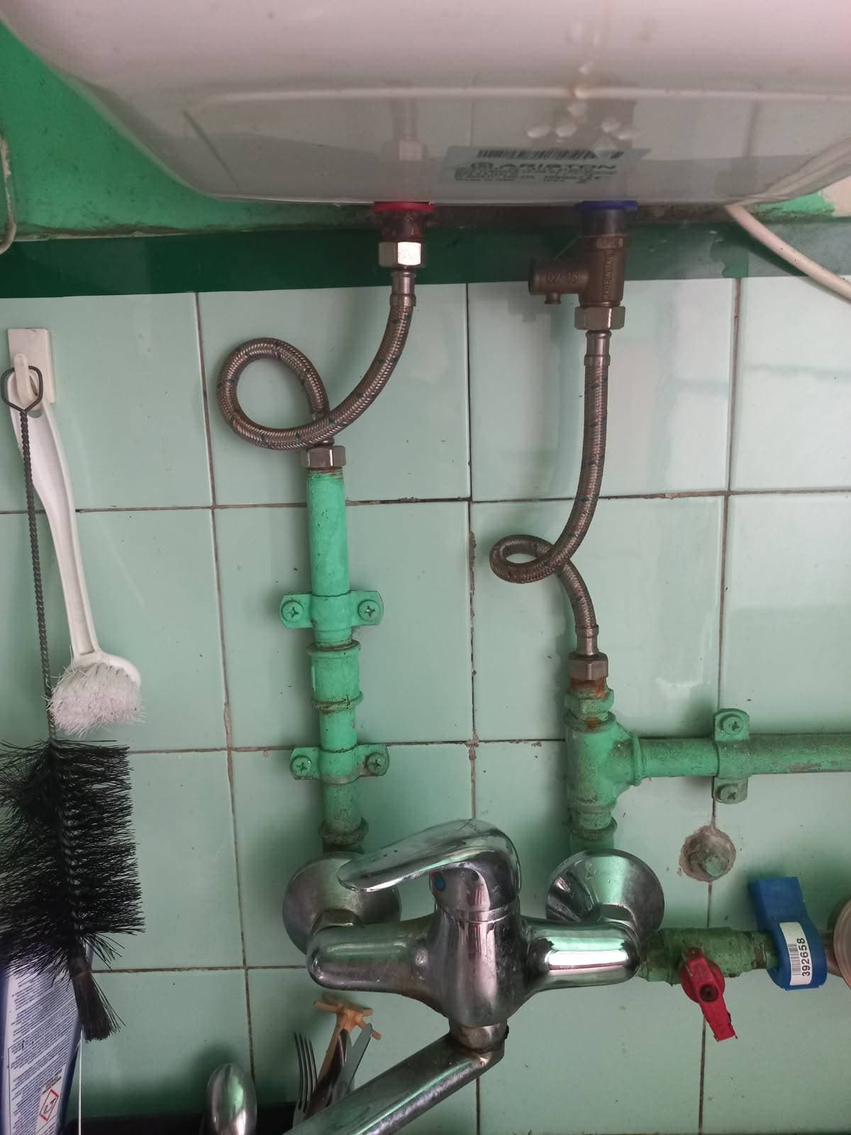 Instalacja przygotowana do montażu Instalacja hydrauliczna nad umywalką przygotowana do montażu nowego podgrzewacza