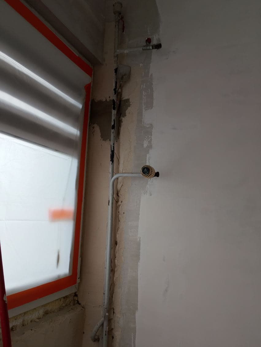 Pionowa rura przed skróceniem Pionowa rura przy ścianie przed skróceniem