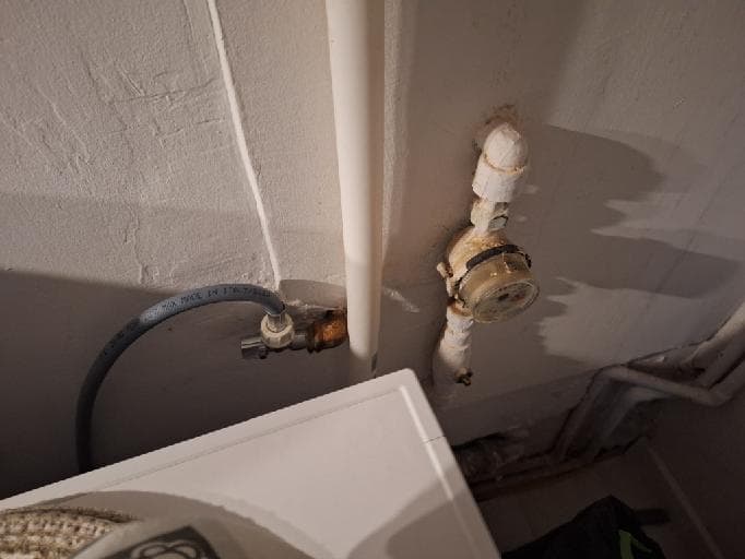 Zawór instalacji wodnej Zawór instalacji wodnej wymagający naprawy
