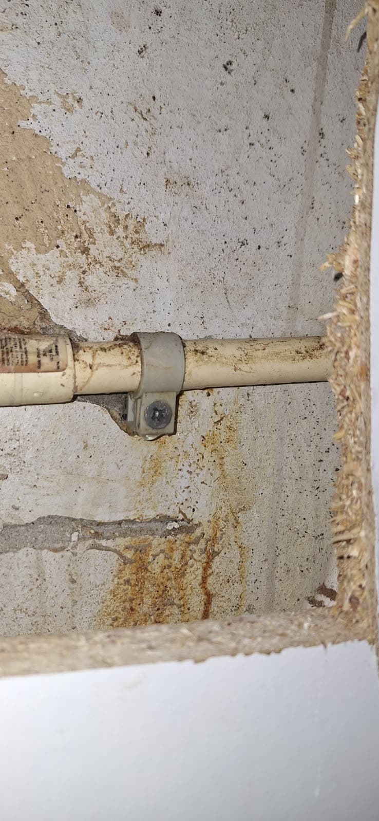 Naprawa pękniętej rurki w kuchni pod szafkami – realizacja