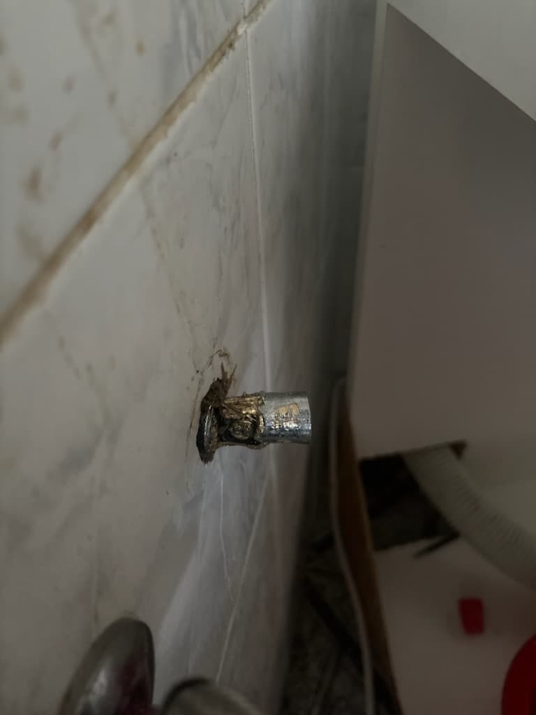 Wymiana pękniętego zaworu pod umywalką – realizacja