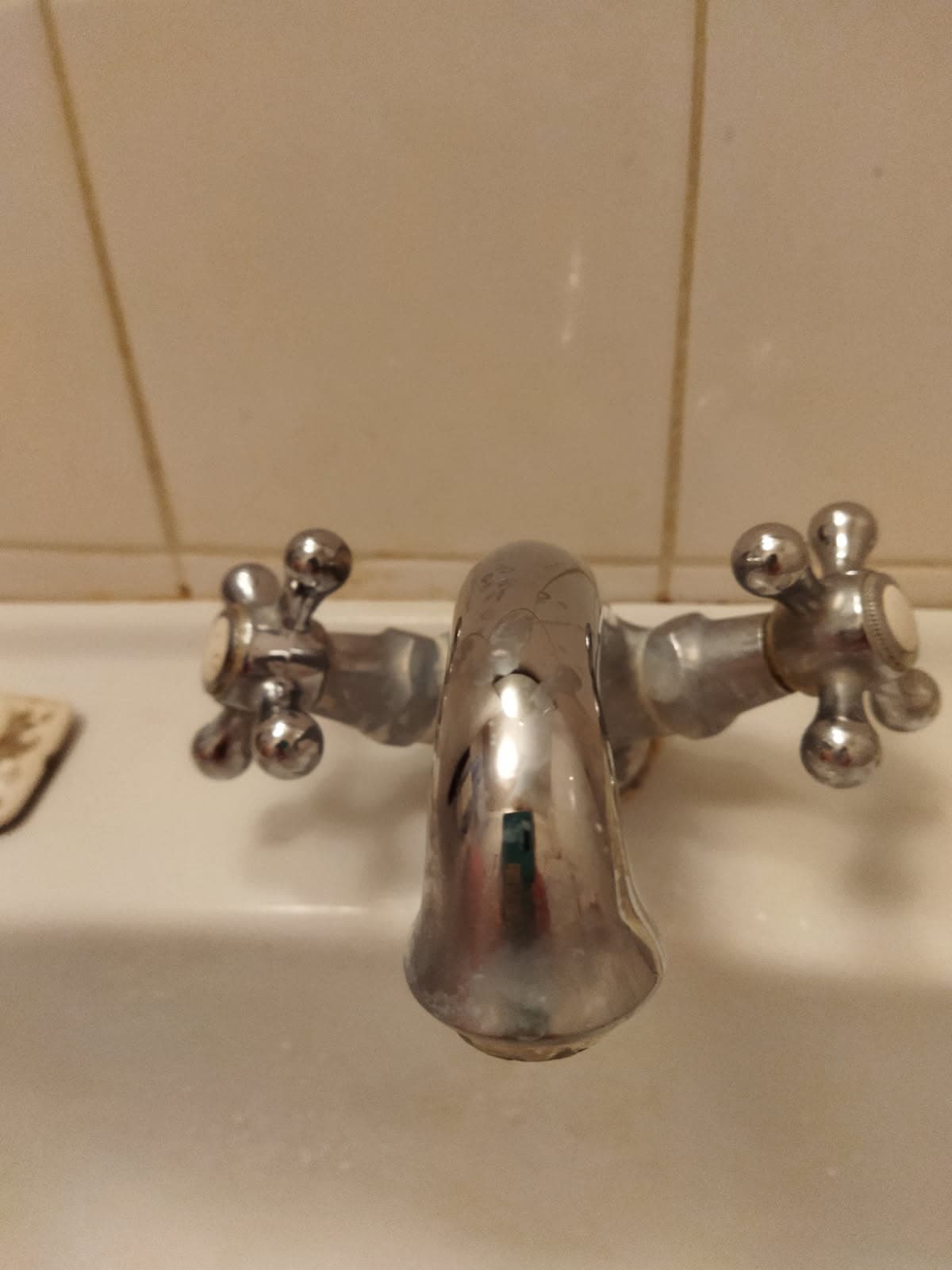 Retro bateria przed naprawą Widok ogólny na retro baterię łazienkową przed naprawą