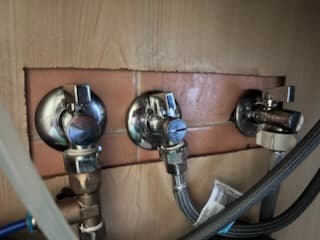 Zawory wodne kuchenne Zawory wodne pod szafką kuchenną do obsługi nowych instalacji.