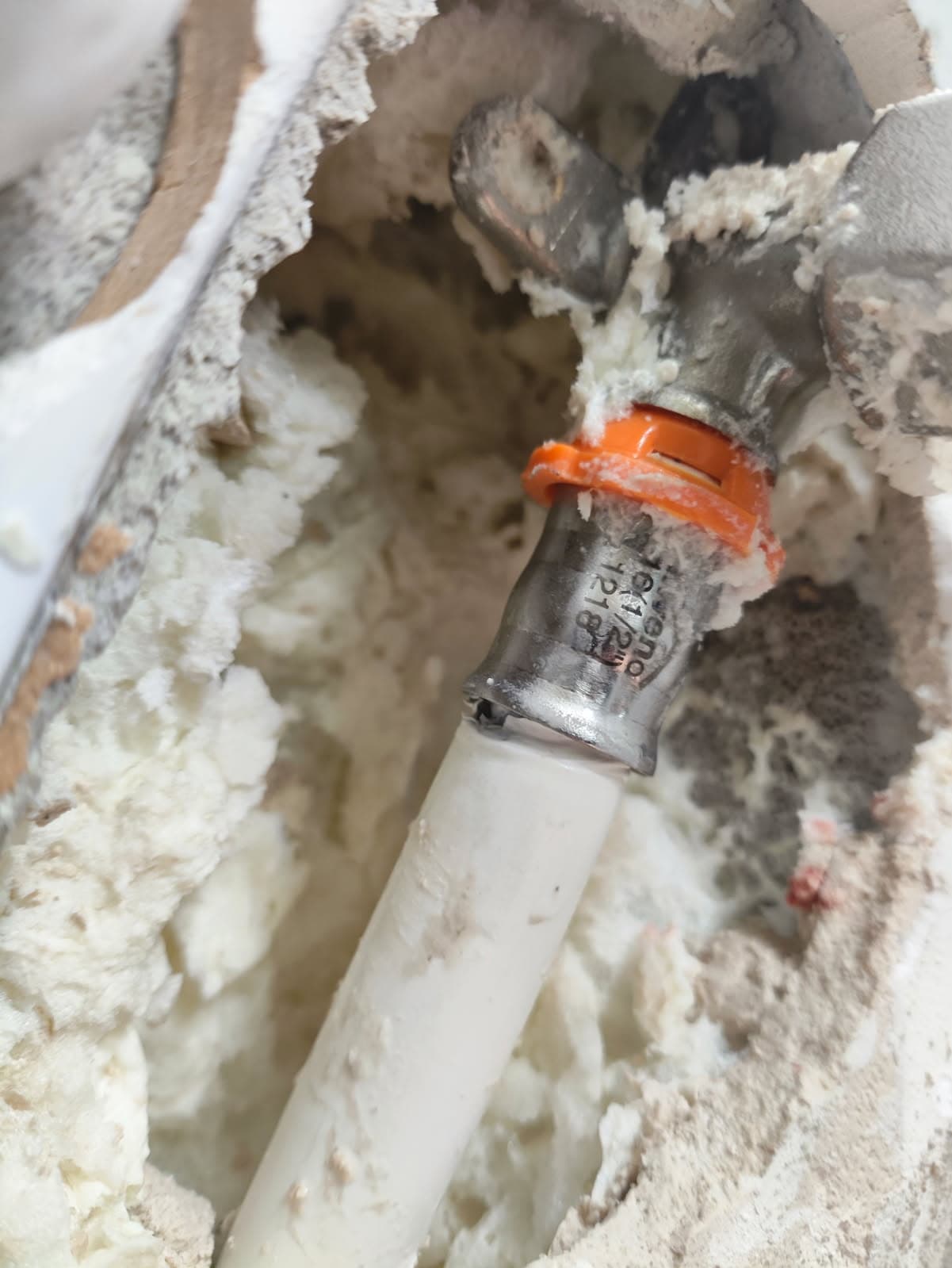 Nowo zamontowana kształtka Zbliżenie na nowo zamontowaną kształtkę w instalacji hydraulicznej