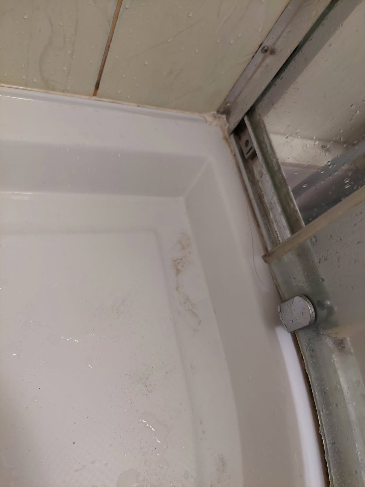 Szczeliny w brodziku wymagające uszczelnienia Widok szczelin w brodziku kabiny prysznicowej wymagających uszczelnienia