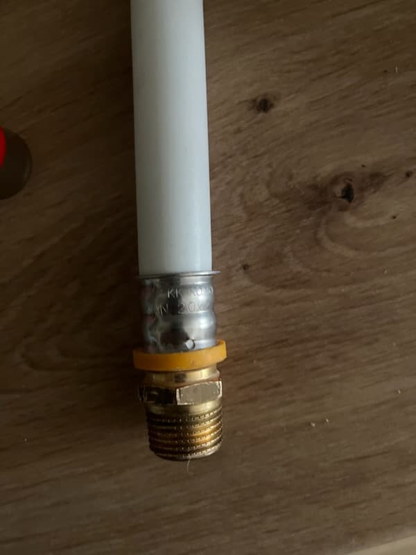 Nowa rura PEHX Nowa rura PEHX z żółtą obrączką zabezpieczającą po montażu.
