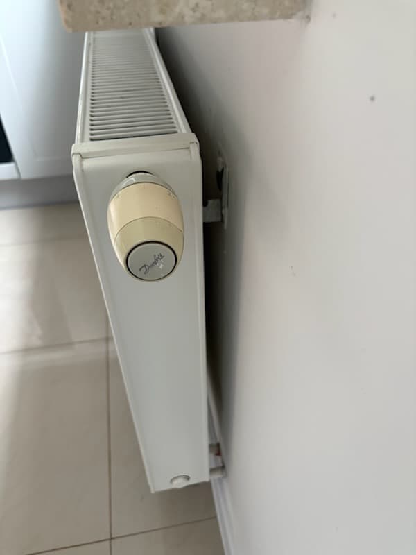 Boczny widok grzejnika Boczny widok aluminiowego grzejnika z zaworem termostatycznym