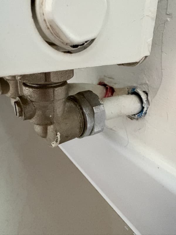 Dolne podłączenie grzejnika Dolne podłączenie starego grzejnika ukazujące stan instalacji