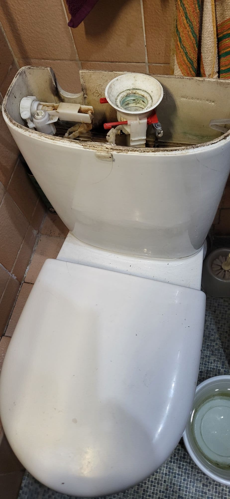 Stary kompakt WC przed demontażem Pełny widok zamontowanego starego kompaktu WC przed wymianą
