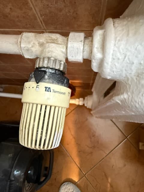 Termostat TA Termorett przy grzejniku Szczegółowy widok termostatu TA Termorett przy grzejniku