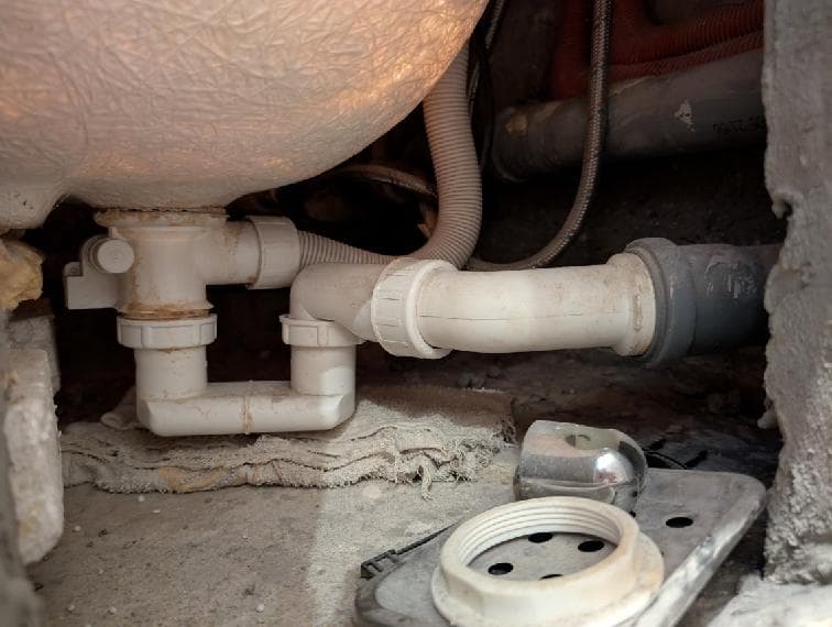 Syfon przed modyfikacją Zbliżenie na syfon i połączenia hydrauliczne przed modyfikacją.