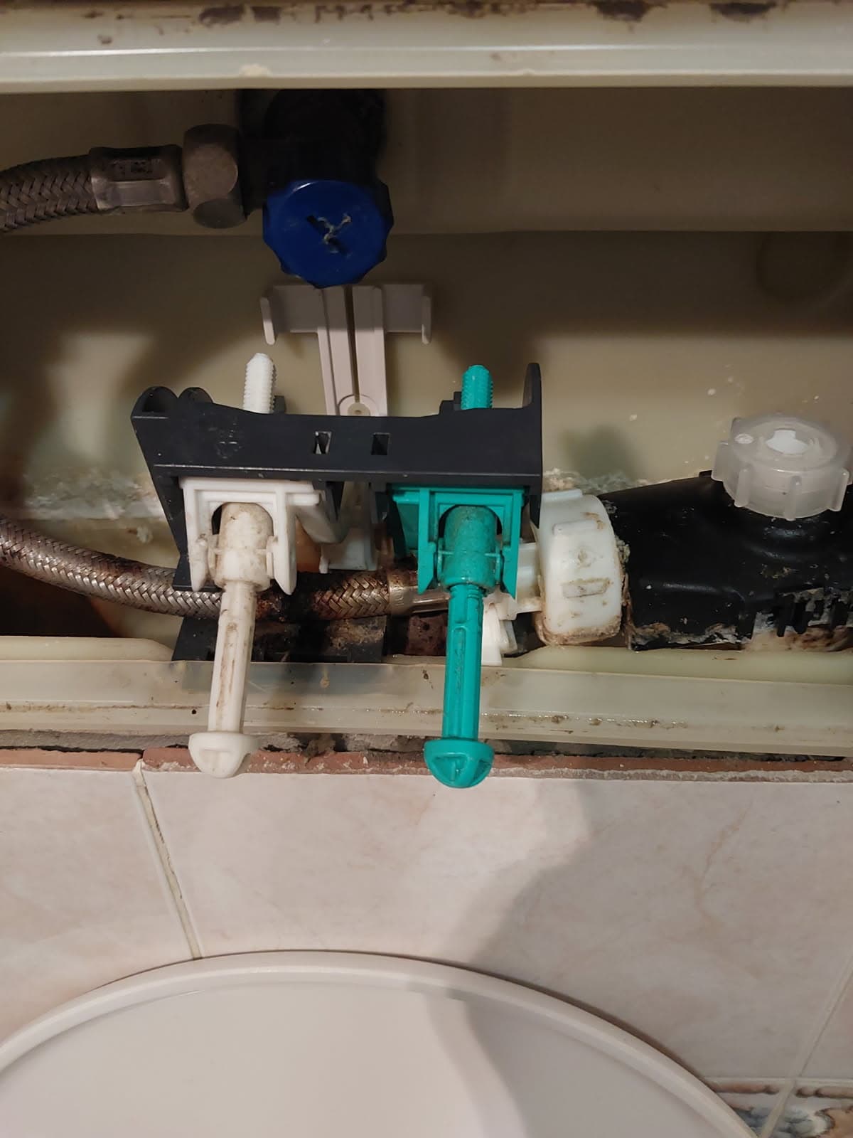 Mechanizm po naprawie Zmodernizowany mechanizm spłuczki po naprawie, nowe zawory i uszczelki.