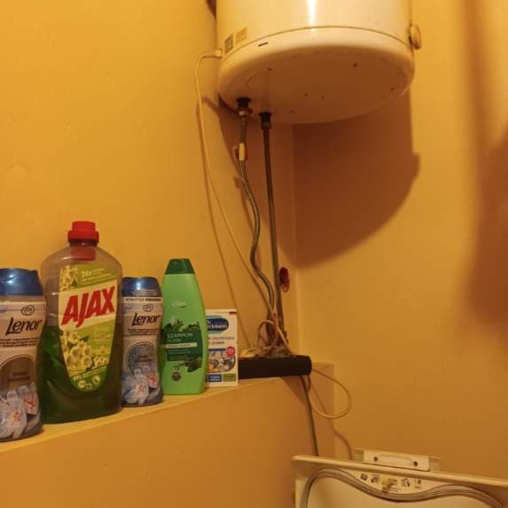 Instalacja wodna z detergentami Stara instalacja wodna z widocznymi detergentami na półce