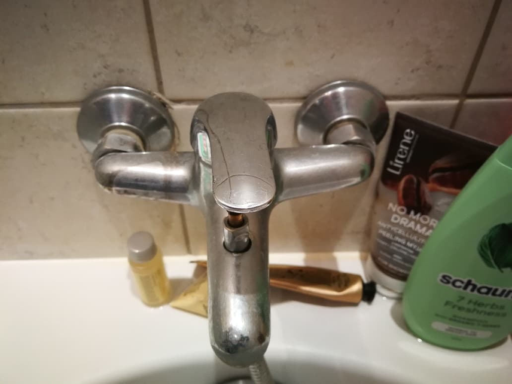 Stara bateria prysznicowa Stara bateria prysznicowa wymagająca wymiany na nową