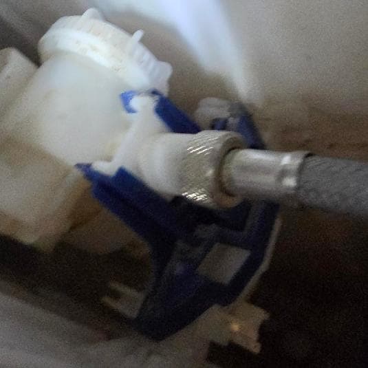 Zawór wewnętrzny spłuczki Grohe Zawór wewnętrzny i połączenia hydrauliczne w spłuczce Grohe