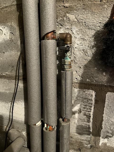 Nieszczelny zawór instalacji Część instalacji kotłowni z nieszczelnym zaworem