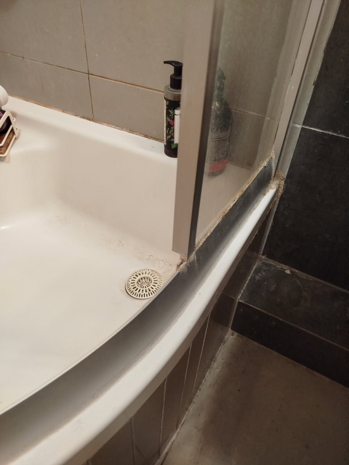 Brodzik przed naprawą Widok brodzika prysznicowego przed naprawą uszkodzonej uszczelki we Wrocławiu