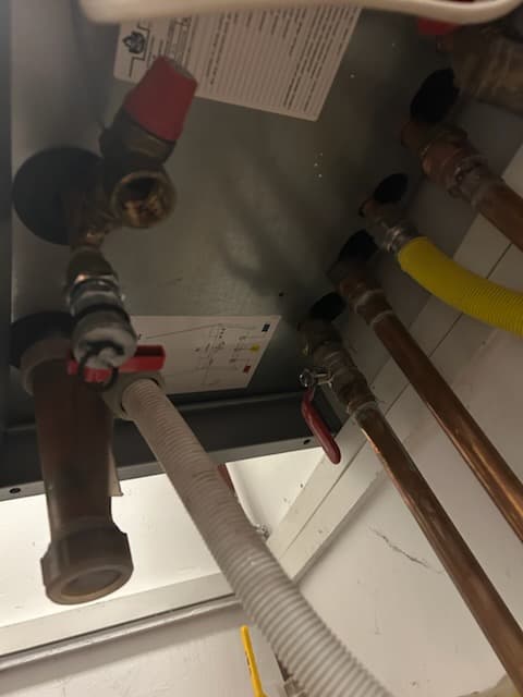 Instalacja hydrauliczna pod piecem Dolna część instalacji hydraulicznej pieca gazowego ACV