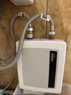 Nowe połączenia hydrauliczne Zbliżenie na nowe połączenia hydrauliczne przy podgrzewaczu